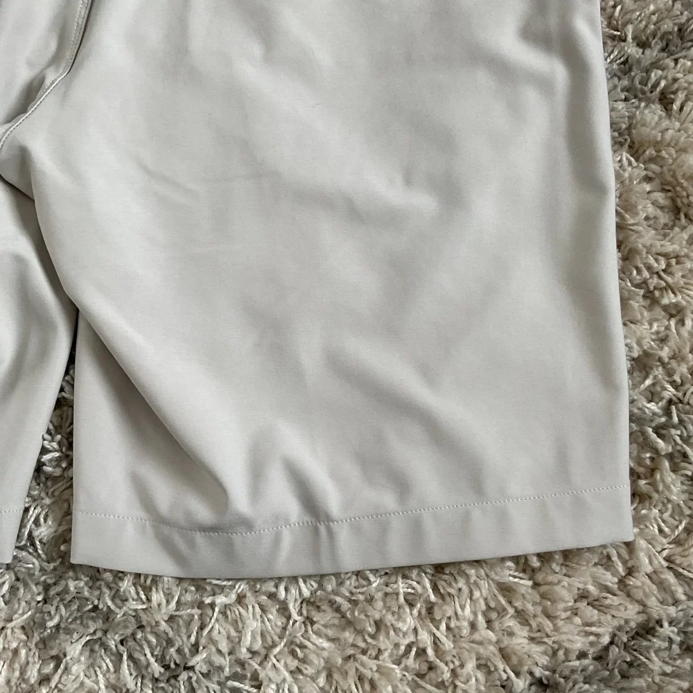 Greg Norman Shark Mens Golf Shorts Beige Stone Stretch Flat Front Size‎ 36
